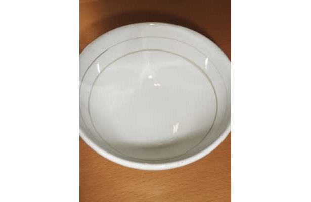 茶碗には量が分かる2本のラインが！下が100g、上が150gだ