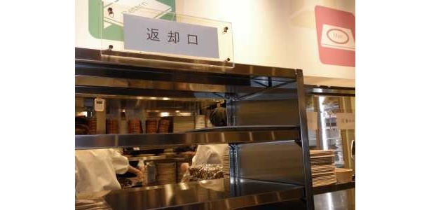 食べ終わったらトレーは自分で下げよう