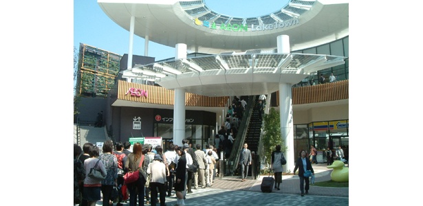 オープン時の大行列。日本最大級のショッピングセンターだけに迷子の数も最大級!?