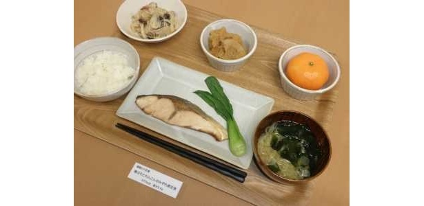 週替わり定食が｢寒ぶりとれんこんのみぞれ煮定食｣。こちらは577kcal。