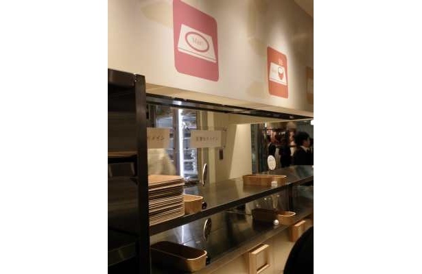 食券を買ったら、セルフサービス方式でメニューをピックアップして