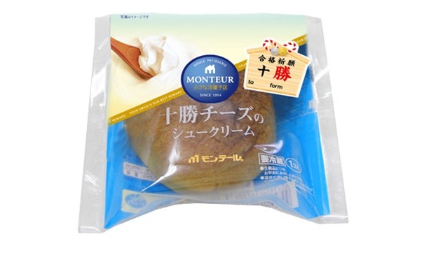 「十勝チーズのシュークリーム（￥126）」。十勝産のチーズペーストと生クリーム、自家炊きカスタードをブレンドした濃厚なクリームが楽しめる