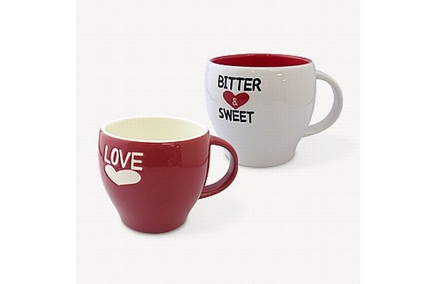 「アビーマグ 」(各1200円/260ml)のBITTER＆SWEETは白×赤、LOVEは赤×白のカラーリングがキュート！