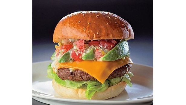 東京・代々木上原に続く2店舗目としてオープンする「Cafe＆Dining MALIBU」。「アボカトチーズバーガー」にはアボカドがたーっぷり！