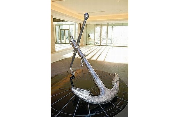 みなとみらいグランドセントラルタワーの工事中に出てきたイカリ。1階に展示される