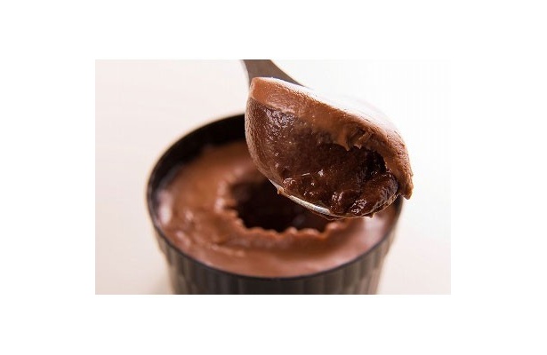 【写真】柔らかめに仕上げたチョコプリンと、ちょっと固めの生チョコの二層重ね