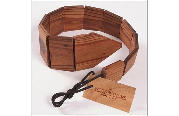 【画像を見る】伸縮性のコードを締めるだけ！ 「Wooden Tie」の詳細はコチラでチェック