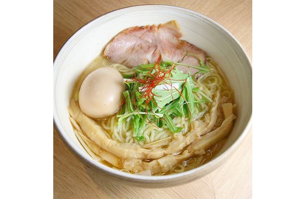 【麺屋 宗＆SOU 中目黒店】「地鶏味玉そば」(￥800 ※開店価格)。オーダーごとに1枚づつ七輪で炙られるチャーシューが香ばしい一杯。長い穂先メンマや黄身の濃い味付玉子も印象的