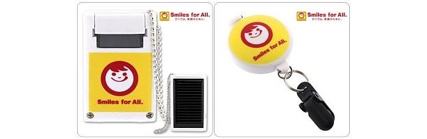 こちらは“マルちゃん”の「ストラップヤ ソーラーチャージECO for iPhone/iPod 」(2100円)と「ストラップヤ リール式ネックストラップ FIT」(1480円)