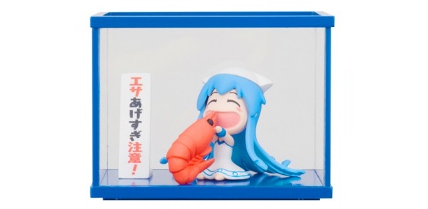 大好物のエビにかぶりつくミニイカ娘