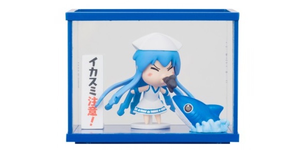 サメに向かってイカ墨を吹きかけるミニイカ娘