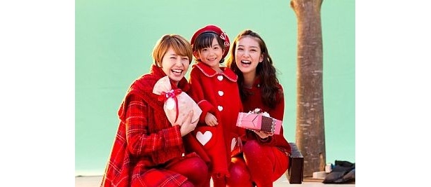新人俳優賞を受賞したばかりの渡邉このみちゃん(子役)が、長澤さん、武井さんと本当の三姉妹のような3ショットを披露