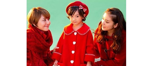 CMテイクで苦戦する渡邉このみちゃんを温かい眼差しで見守る長澤まさみさんと武井咲さん