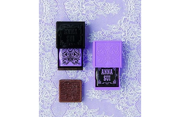 「ANNA SUI×BABBI」の「クリスタルパッケージ(ブラック・パープルの2種)」(各1260円)