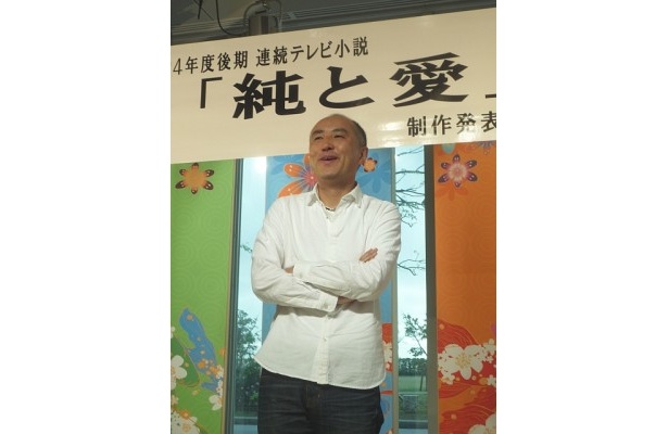 写真撮影に応じる遊川和彦氏。ちゃんと写真使いましたよ！
