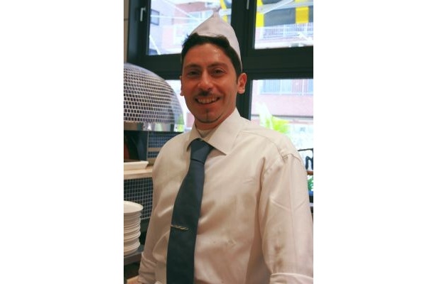 職人たちは、ナポリ本店で修行を積んだ者ばかり。本場の味を楽しんで！