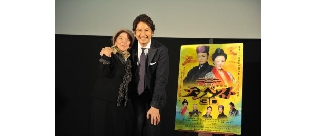 【写真】記者会見では谷原と平良とみが肩を組むなどとっても仲良し！
