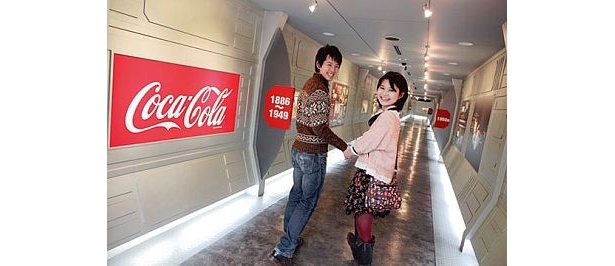 工場内はコカ・コーラの赤が効いた近未来的な造り。これで無料なんて信じられない！