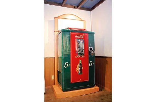 街頭にあった販売機も展示。渋くてお洒落！