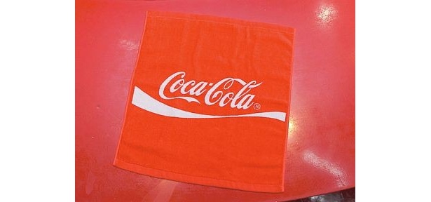 何とお土産までもらえる！ハンドタオルやペンケースなど時期によって違うが、いずれも非売品だ