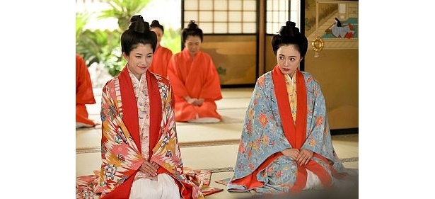 真美那(まみな)役の上原多香子と真鶴(仲間由紀恵)
