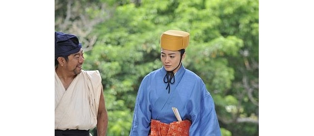 多嘉良善蔵(たからぜんぞう)役の藤木勇人と孫寧温(仲間由紀恵)