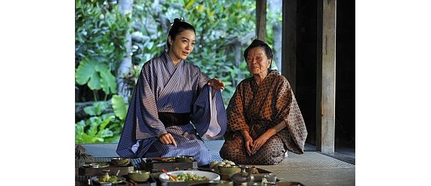 孫寧温(仲間由紀恵)とオバァ(多嘉良善蔵の母)役の平良とみ