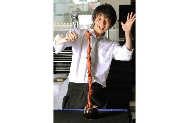 【写真】壺から出すとこんなに長い！まるで龍が昇るよう