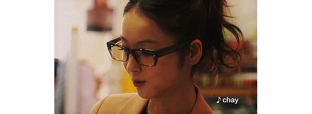 【写真】ダテメガネをかけた佐々木希さんが超キュート！ そのほかのCM画像も大公開