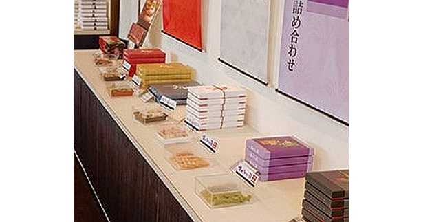 「ショコラのおたべ」や新登場の「みたらしおたべ」など珍しい生八つ橋をお土産に買うこともできる
