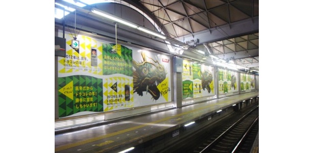 渋谷駅の至る所にポスターが貼り出された駅ジャック