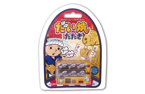 「フーフーたい焼たたきキーチェーン」はボタン電池LR44×3個使用。モニター用電池付き