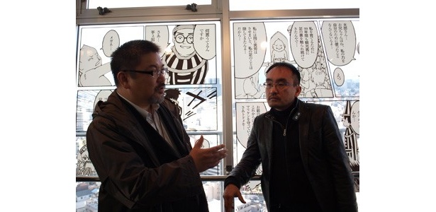左から玉置泰紀編集長、ヤノベケンジさん