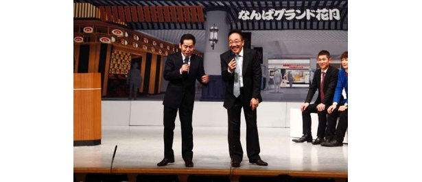会見の大トリで登場した中田カウス・ボタン。カウス師匠が外観のデザインを細かく説明に、若手芸人も興味津々