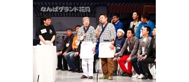 新喜劇さながらの演技で烏川耕一（右）に突っ込まれる竜爺こと井上竜夫（左）