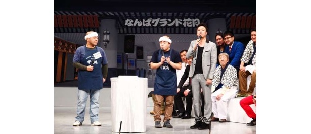 アメ村・甲賀流の代表・田中さん（左）と実の兄弟のようにそっくりなギャロップの林（中）