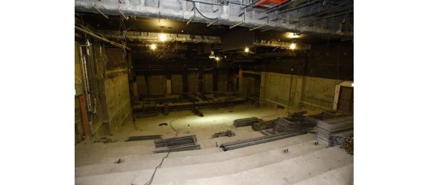 かつてデッセ・ジェニーやゲームセンターだった地下1階は、階段部分を平面に工事して「よしもと47ご当地市場」が入る