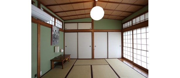 客室には、草間彌生の若い頃の写真が飾られている