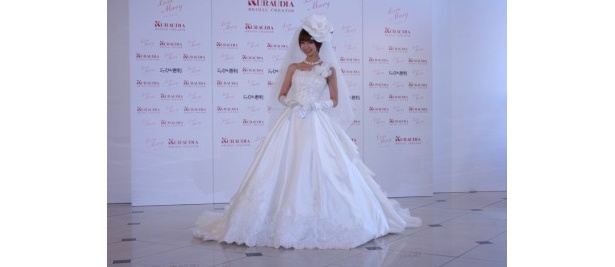 【写真】お花フリルの豪華なロングトレーンが魅力的なウエディングドレスを身にまとい登場した篠田さん