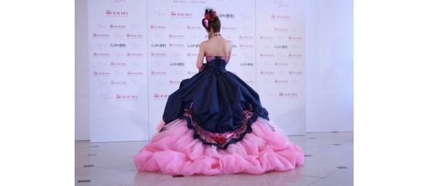配色が珍しい紺とピンクを使ったドレス。篠田さんは紺とピンクが大好きだという