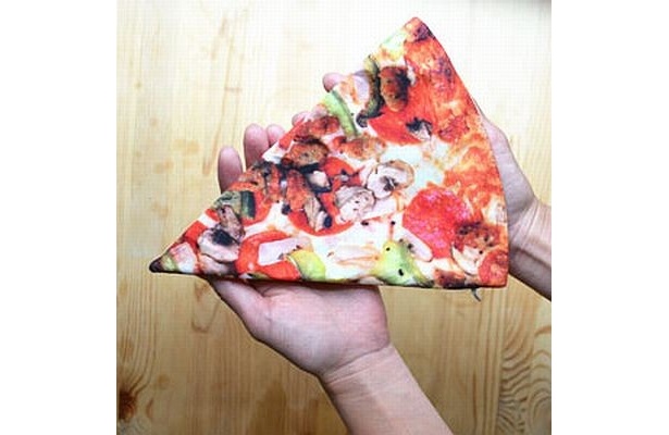 実物大で持ちやすい！ 筆入れにピッタリの「ピザ」(630円/約21×約17×約0.4cm)