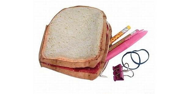 こちらはたっぷりのストロベリージャムとピーナッツバターを挟んだ欧米の子どもたちの定番ランチ「トースト」(1180円/約11×約13.5×約1.5cm)