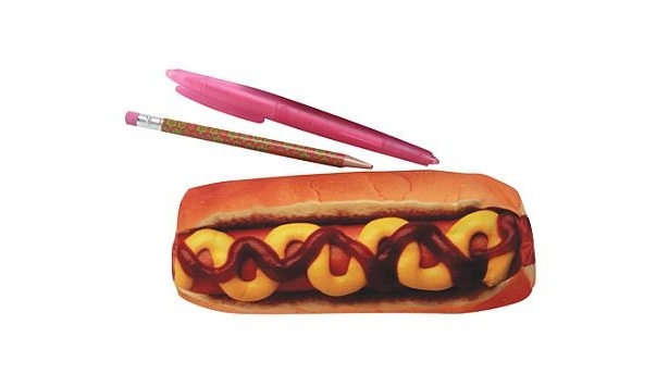 「ホットドック」(630円/約17.5×約6×約4cm)はたっぷりのケチャップ＆マスタードがかかった美味しそうなホットドッグ