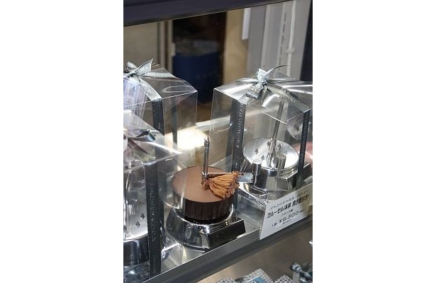 薄いショコラの花びらを作れるという「ジャン=シャルル・ロシュー」の「カルーセル」(本体・削り器付き)