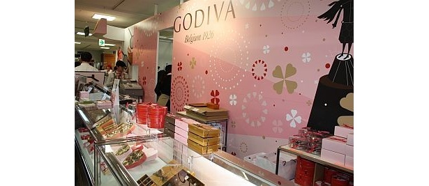 ゴディバはキュートなピンクの内装に