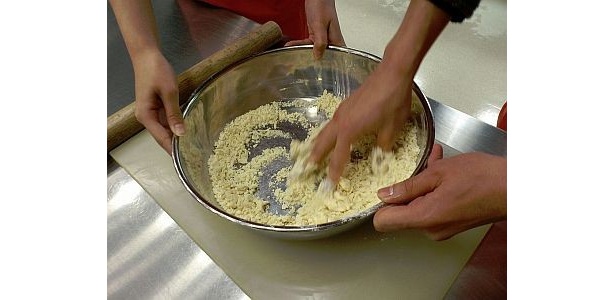 まず小麦粉に練り水を入れて生地づくり