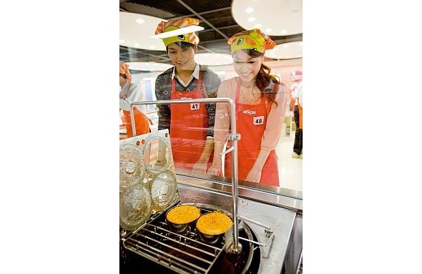 味付けした後、揚げる工程へ。危ないので見学しよう！※画像は丸型のチキンラーメン