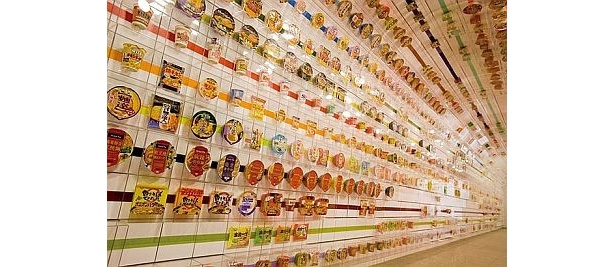 館内にはたくさんのインスタントラーメンのパッケージが！
