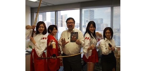 編集長もアイドルに囲まれて笑顔が！