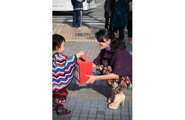 こんな小さな子どもも募金に協力してくれた